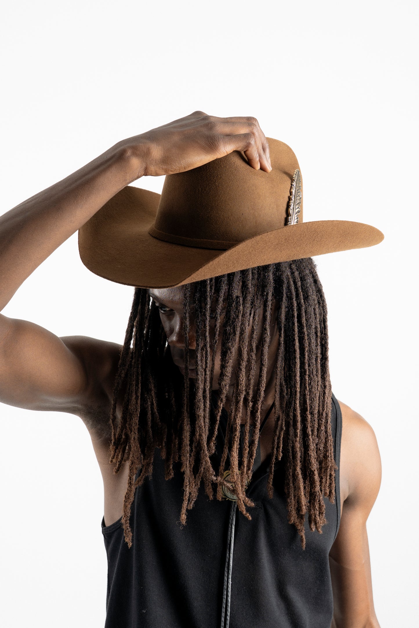 BROWN WESTERN HAT (FEATHER)
