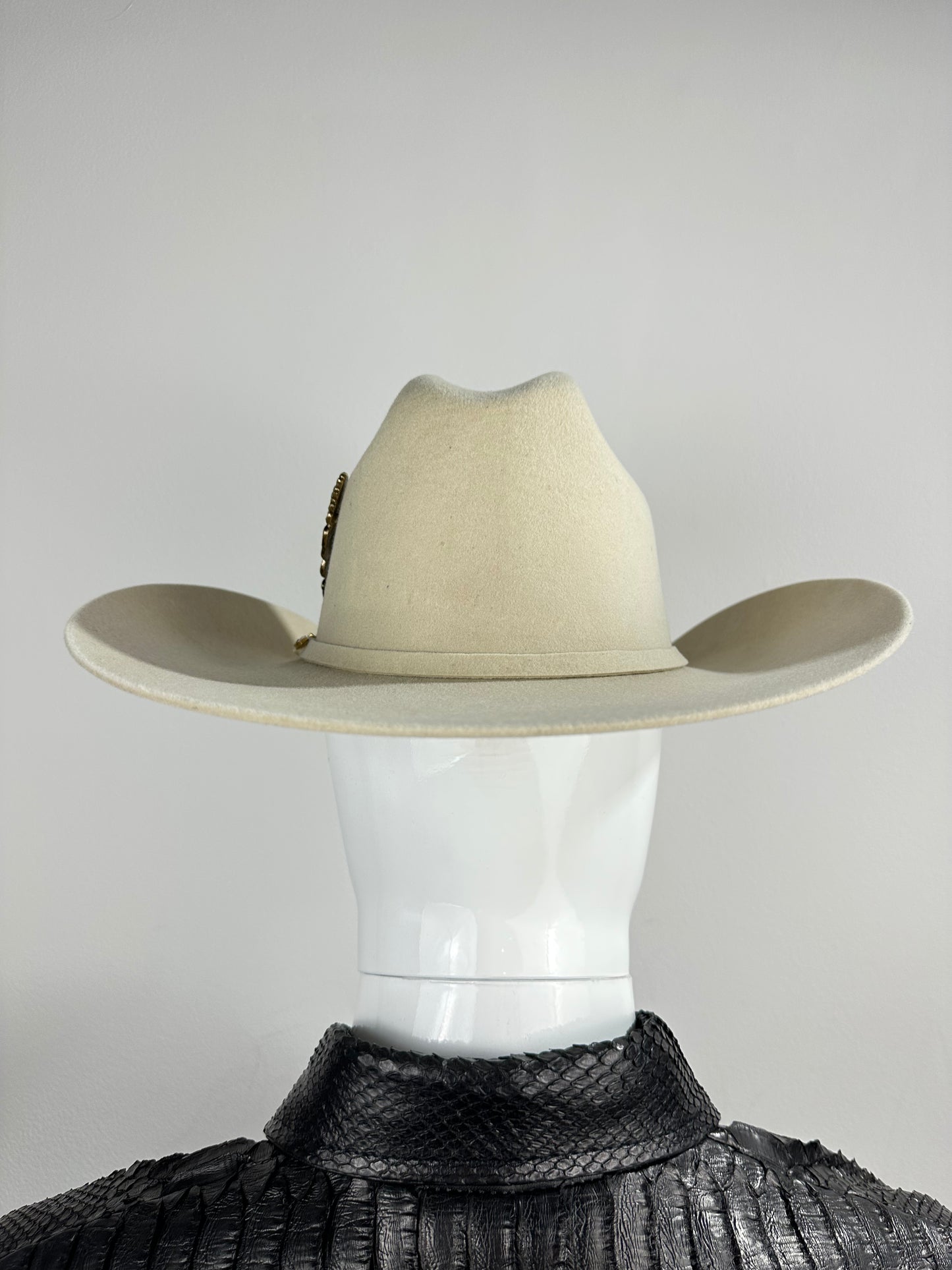 OFF WHITE HAT (FEATHER)