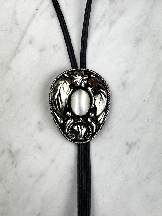 BOLO TIE WHITE PEARL